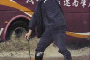 落雨大 水浸街 车相拥 忙清疏