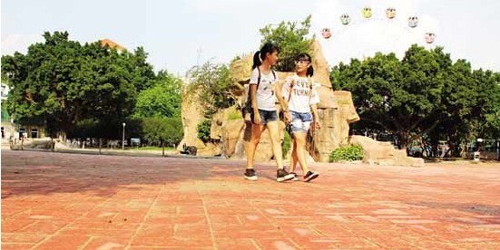 �Ƕ���԰��ɽ�㳡���ϻ���שƽ��������