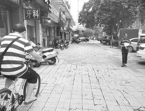 ���ǳ��ܲ������շѹ ������·�����е���ש��