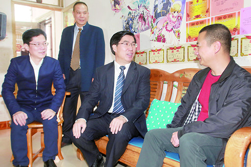 �����һ���󻪳������ſ������ݻ�������ɲ���������Ҽ�ַΪ��ߣ�����Ӽ��͸�